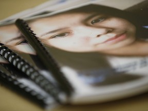 Des copies d'un rapport spécial sur le décès de Tina Fontaine, 15 ans, sont photographiées lors d'un événement au Centre de traitement familial Sagkeeng Mino Pimatiziwin de la Première Nation Sagkeeng, au Manitoba, le mardi 12 mars 2019.