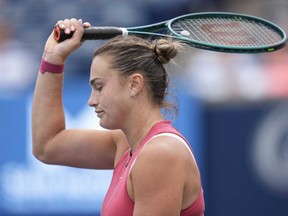 Aryna Sabalenka de Biélorussie réagit après sa défaite contre Amanda Anisimova des États-Unis à l'Open Banque Nationale de Toronto, le samedi 10 août 2024.