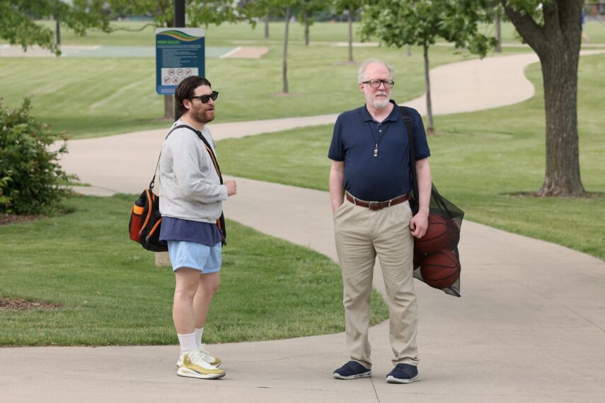 Adam Pally dans le rôle de Danny, Tracy Letts dans le rôle de Mitch dans Mr. Throwback - Saison 1