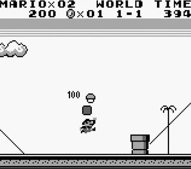 Super Mario Land : une capture d'écran du jeu Game Boy, montrant Mario sur le point de sauter par-dessus un gros bloc.