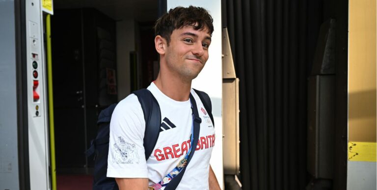 Tom Daley fond en larmes en direct sur la BBC alors qu'il confirme sa retraite
