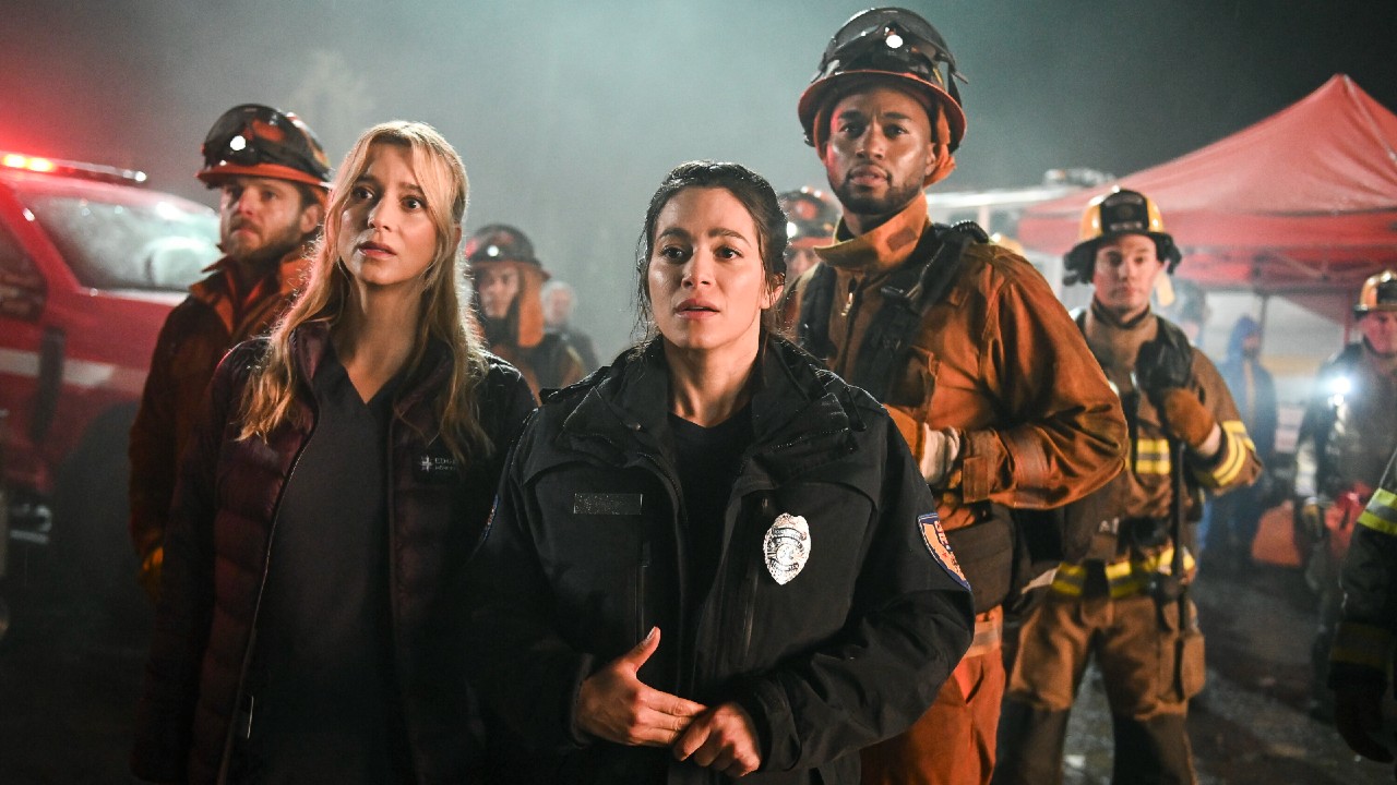 Sur la photo : Max Thieriot dans le rôle de Bode Donovan, Sabina Gadecki dans le rôle de Cara, Stephanie Arcila dans le rôle de Gabriela Perez, Tye White dans le rôle de Cole.