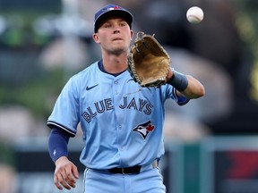 Will Wagner #7 des Blue Jays de Toronto s'échauffe avant ses débuts dans les ligues majeures contre les Angels de Los Angeles au Angel Stadium d'Anaheim le 12 août 2024 à Anaheim, Californie.