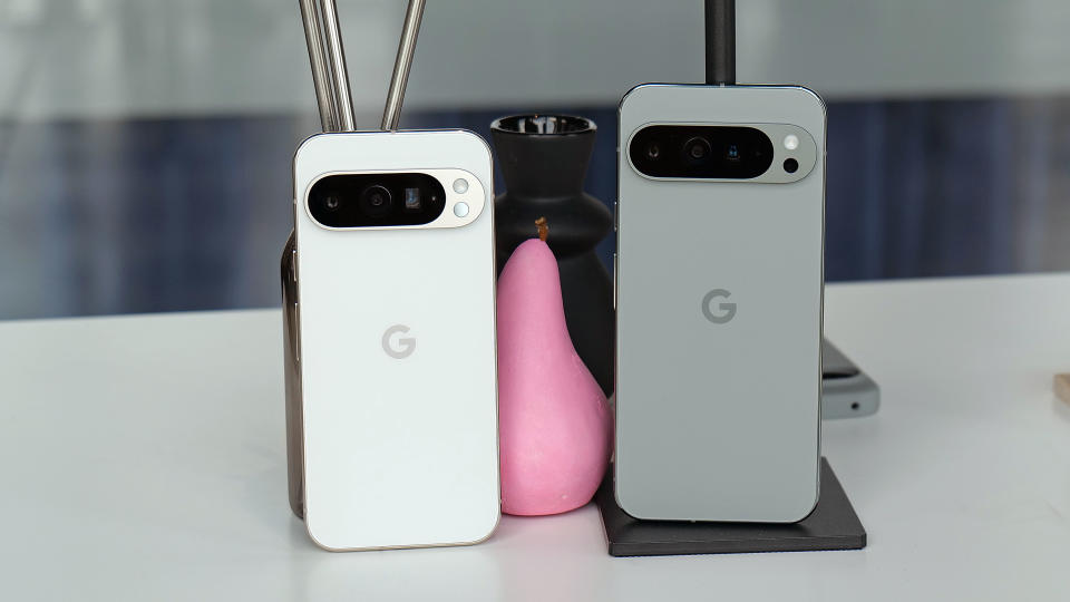 Pour 2024, le téléphone haut de gamme de Google sera divisé en deux modèles : le Pixel 9 Pro de 6,3 pouces (à gauche) et le Pixel 9 Pro XL de 6,8 pouces (à droite). 