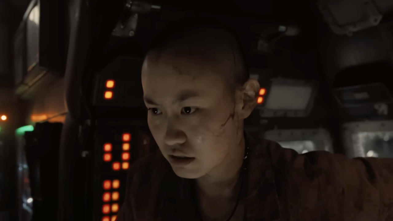 Aileen Wu avec du sang sur le visage dans Alien: Romulus