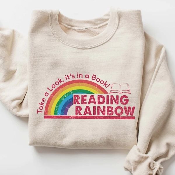 pull ras du cou couleur crème avec le logo Reading Rainbow 