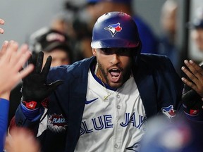 Le voltigeur des Blue Jays célèbre l'un de ses deux coups de circuit lors de la victoire contre les Reds mardi. CHRIS YOUNG/LA PRESSE CANADIENNE