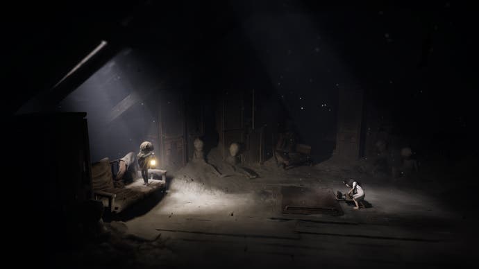 Capture d'écran de Reanimal montrant deux enfants dans un grenier sombre et couvert de cendres. La fille examine une trappe cadenassée dans le sol tandis que le garçon regarde avec sa lanterne en l'air.