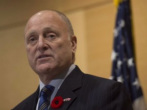 L'ambassadeur des États-Unis au Canada, Bruce Heyman, s'adresse aux médias à l'ambassade des États-Unis à Ottawa, le vendredi 6 novembre 2015. Un ancien ambassadeur des États-Unis au Canada tire la sonnette d'alarme : une deuxième présidence de Donald Trump pourrait provoquer le chaos pour les Canadiens. Il exhorte les Américains à l'étranger à penser que leur vote pourrait s'avérer crucial lors de l'élection présidentielle.