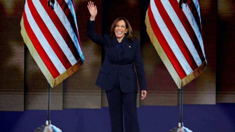 Kamala Harris porte un costume bleu marine sur mesure de Chloé pour accepter sa nomination lors de la soirée historique du DNC
