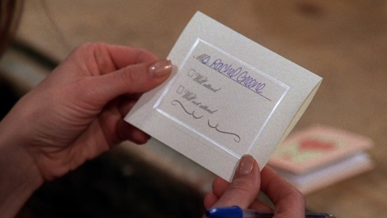 La carte RSVP sur l'invitation au mariage de Ross épelle son nom Rachel Greene dans l'épisode de la saison 4 de Friends "Celui avec l'invitation."