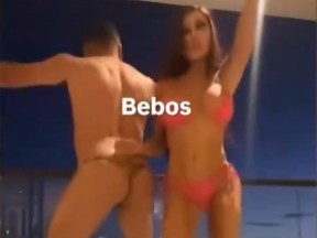 Oscar De La Hoya et sa petite amie Holly Sonders dansent dans une vidéo Instagram.