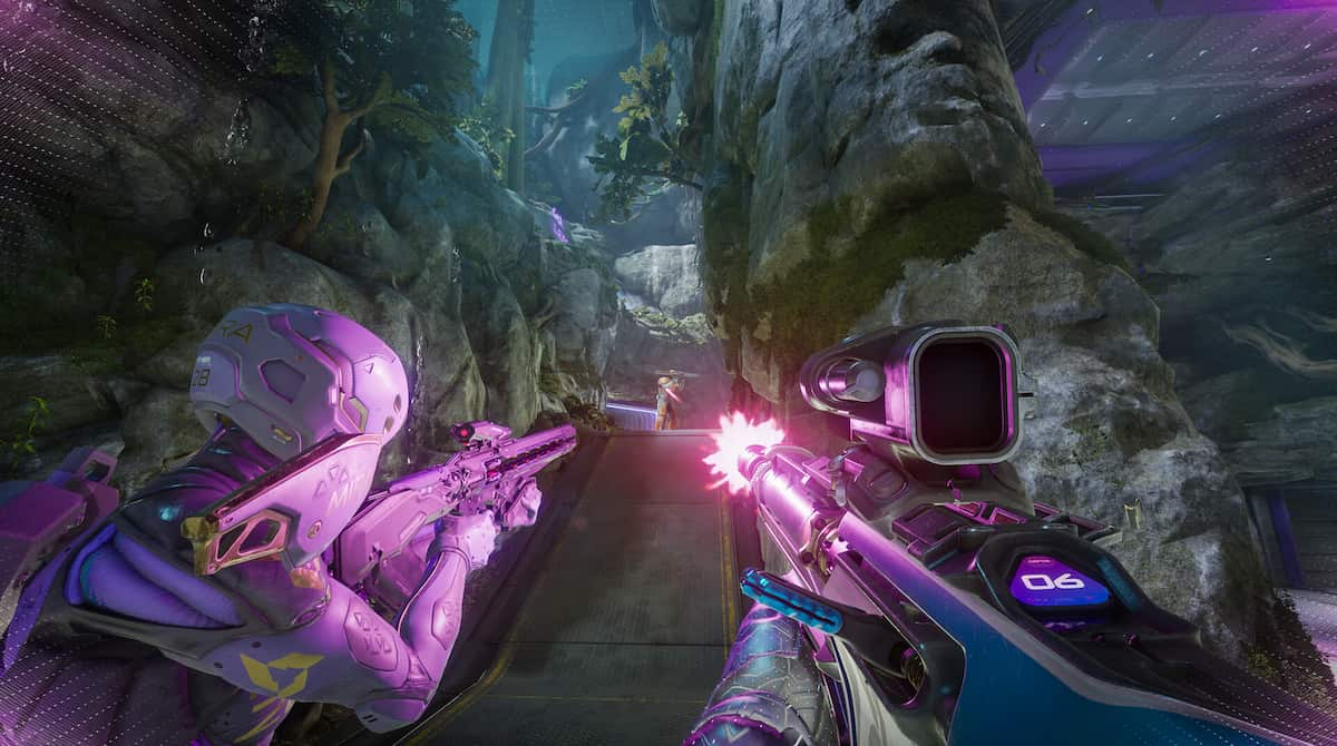 deux joueurs en rose tirent sur l'adversaire dans splitgate 2