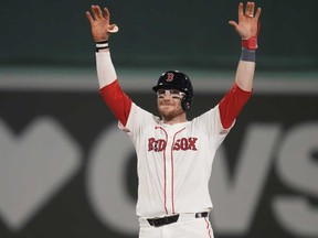 Danny Jansen des Red Sox de Boston célèbre après avoir frappé un simple RBI lors de la huitième manche d'un match de baseball contre les Rangers du Texas à Fenway Park, mercredi 14 août 2024, à Boston.