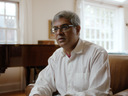 Le professeur Jay Bhattacharya de l'Université de Stanford est interviewé dans cette image tirée du nouveau documentaire, Covid Collateral.