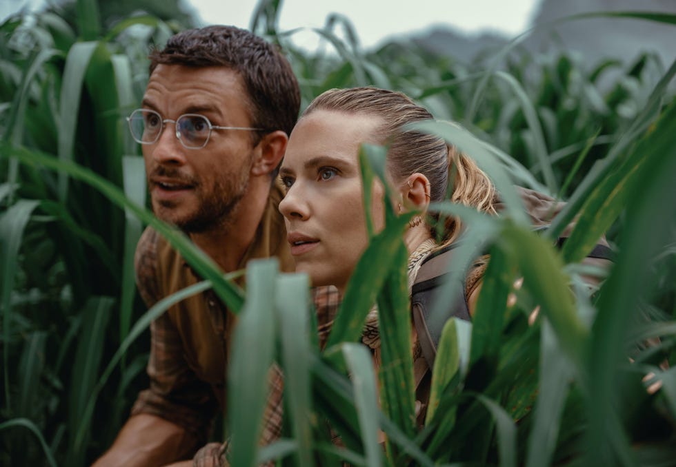 Jonathan Bailey et Scarlett Johansson dans Jurassic World Rebirth