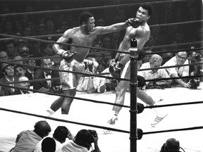 Joe Frazier contre Muhammad Ali au Madison Square Garden. Frazier a remporté le titre des poids lourds en quinze rounds.