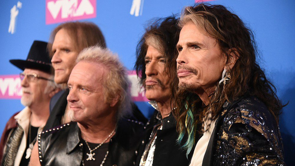 Aerosmith annonce sa retraite des tournées, affirmant que « la guérison de Steven Tyler après sa blessure vocale n'est pas possible »
	
	
