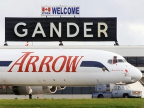 Un membre de l'équipage d'un DC-8 d'Arrow Air marche sur le tarmac de l'aéroport international de Gander, à Terre-Neuve, le mardi 10 septembre 2002.