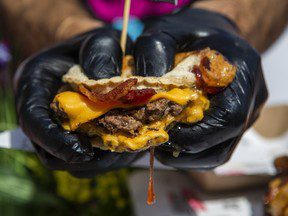 COLLATIONS DÉLICIEUSES : des beignets surdimensionnés, des hamburgers sucrés et du crabe à carapace molle sur bâtonnet parmi les offres alimentaires du CNE