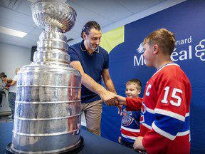 « C’était comme le jour de mon mariage » : les fans ont pu toucher la Coupe Stanley dans la région de Montréal