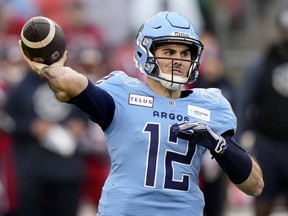 L'entraîneur des Argonauts, Ryan Dinwiddie, a déclaré que le quart-arrière récemment réintégré, Chad Kelly, sera titulaire jeudi lorsque les Argonauts accueilleront les Roughriders de la Saskatchewan. Kelly (12) fait la passe lors de la première demie de la finale de la division Est de la LCF contre les Alouettes de Montréal, à Toronto, le samedi 11 novembre 2023.