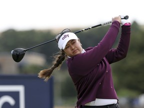 L'Américaine Lilia Vu joue son coup de départ depuis le 3e tee lors du premier tour du championnat de golf féminin British Open, à St Andrews, en Écosse, le jeudi 22 août 2024.