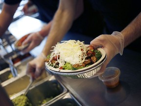 Un employé prépare un bol de burrito dans un restaurant Chipotle Mexican Grill Inc. à Louisville, Kentucky.