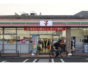 Un magasin de proximité 7-Eleven, exploité par Seven & i Holdings Co., à Tokyo, au Japon, le jeudi 18 janvier 2024. Au fil des ans, 7-Eleven est devenue une franchise qui fait désormais partie intégrante de la vie de la nation insulaire, offrant de la nourriture, des boissons et des produits quotidiens abordables, ainsi que des services municipaux et de livraison. Photographe : Noriko Hayashi/Bloomberg