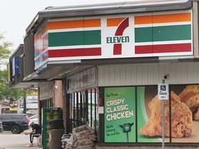 Un magasin 7-Eleven à Windsor, en Ontario. Alimentation Couche-Tard Inc. du Canada a fait une proposition pour prendre le contrôle de la société mère de la chaîne.