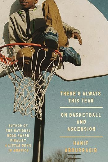 couverture de Il y a toujours cette année : sur le basket-ball et l'Ascension par Hanif Abdurraqib ; photo d'un garçon noir assis dans un panier de basket