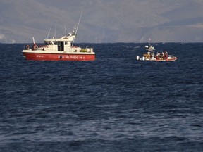 Les services d'urgence sur les lieux de la recherche d'un bateau disparu, à Porticello, dans le sud de l'Italie, le mardi 20 août 2024.