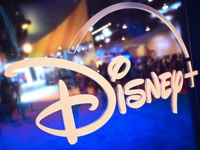 Les fans se reflètent dans un logo Disney+ lors de la Walt Disney D23 Expo à Anaheim, en Californie, le 9 septembre 2022.