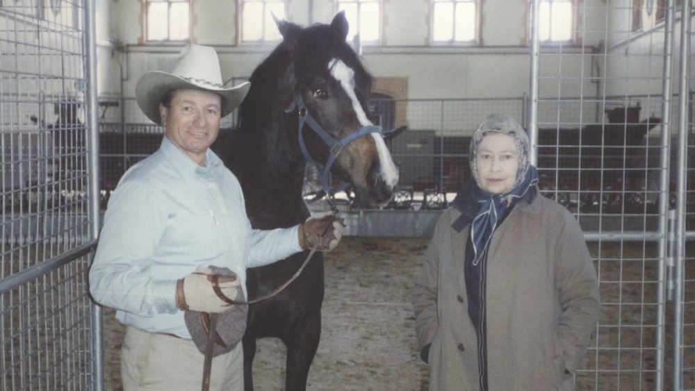 Extrait exclusif du documentaire « The Cowboy and the Queen » explore la reine Elizabeth II et son lien inattendu avec un entraîneur de chevaux californien Plus de Variety Les plus populaires À lire absolument Inscrivez-vous aux bulletins d'information de Variety Plus de nos marques
	
	
