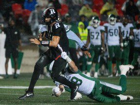 HORS-JEU ! : Un homme non identifié sur la ligne de touche se moque des Redblacks, agace Dyce, dans une folle égalité avec les « Riders »