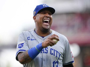 Le joueur de premier but des Royals de Kansas City, Salvador Perez, réagit alors qu'il court vers l'abri après la première manche d'un match de baseball contre les Reds de Cincinnati à Cincinnati, le samedi 17 août 2024.