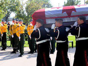 Hommage à un pompier de Calgary tué lors d’un incendie à Jasper