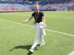 L'entraîneur-chef du Canada, Bev Priestman, arrive pour le match international de soccer du Canada contre le Mexique à Montréal le 1er juin.