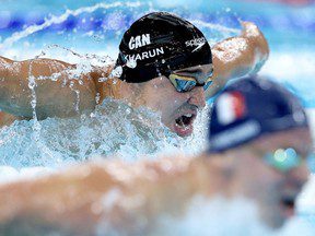 Ilya Kharun remporte le bronze en papillon et les Canadiens se joignent à la fête olympique à la piscine