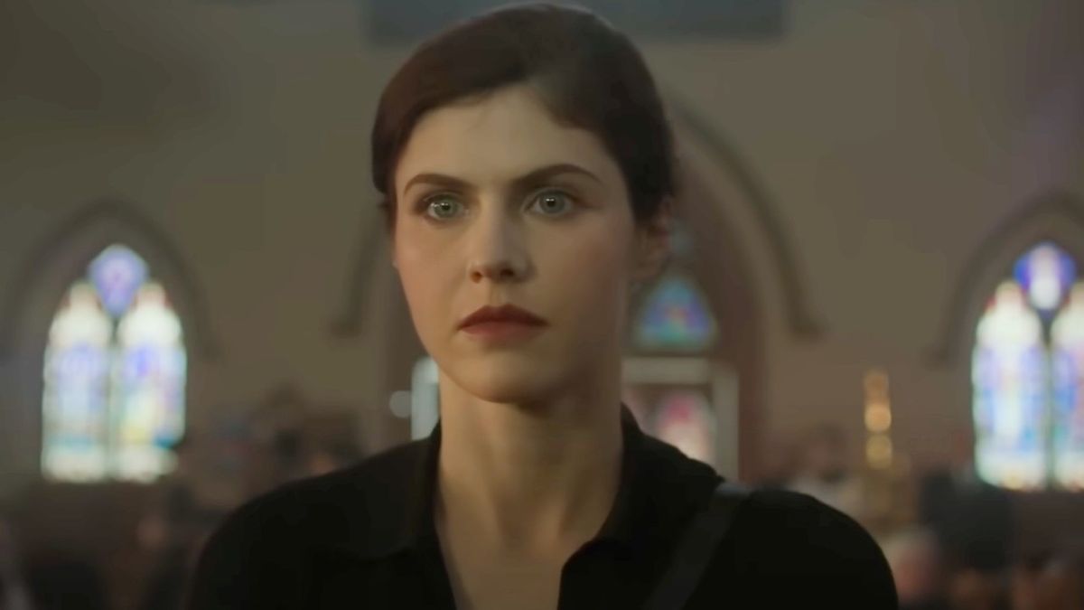 J'ai attendu et attendu pour regarder Mayfair Witches. Alexandra Daddario célèbre sa sortie sur Netflix, mais je pense que cela met en évidence un gros problème d'AMC
