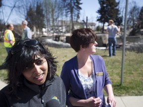 Karina Pillay, alors maire de Slave Lake, en Alberta, parle aux médias devant les vestiges de maisons le mardi 17 mai 2011.