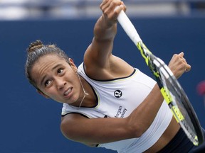 Leylah Annie Fernandez du Canada sert contre Ashlyn Krueger des États-Unis à l'Open Banque Nationale de Toronto le jeudi 8 août 2024.