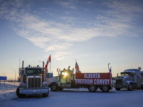 Un convoi de camions de manifestants anti-vaccination contre la COVID-19 bloque l'autoroute au poste frontière américain très fréquenté de Coutts, en Alberta, le mercredi 2 février 2022.