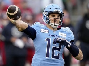 Le quart-arrière des Argonauts de Toronto, Chad Kelly (12), effectue la passe lors de la première mi-temps de la finale de la division Est de la LCF contre les Alouettes de Montréal, à Toronto, le samedi 11 novembre 2023.