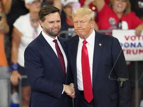 Le candidat républicain à la vice-présidence, le sénateur JD Vance, R-Ohio, à gauche, et le candidat républicain à la présidence, l'ancien président Donald Trump, se serrent la main lors d'un rassemblement de campagne à l'Université d'État de Géorgie à Atlanta, le samedi 3 août 2024.