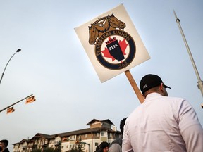 Les membres de la Conférence ferroviaire de Teamsters Canada manifestent devant le siège social de la CPKC à Calgary, en Alberta, le vendredi 23 août 2024. LA PRESSE CANADIENNE/Jeff McIntosh