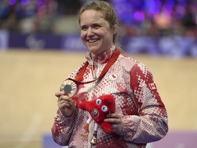 La Canadienne Kate O'Brien montre sa médaille de bronze après la finale du contre-la-montre féminin C4-5 500 m, le jeudi 29 août 2024 à Saint-Quentin-en-Yvelines, près de Paris.