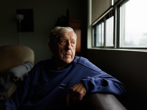 John Scully, l'un des plaignants dans une contestation judiciaire qui soutient qu'il est discriminatoire d'interdire aux personnes atteintes de troubles mentaux d'être admissibles à l'aide médicale à mourir, pose pour un portrait dans sa maison de Toronto, le lundi 19 août 2024.