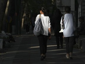 Des femmes iraniennes ne portant pas leur foulard obligatoire, ou hijab, marchent à Téhéran, en Iran, le samedi 5 août 2023.