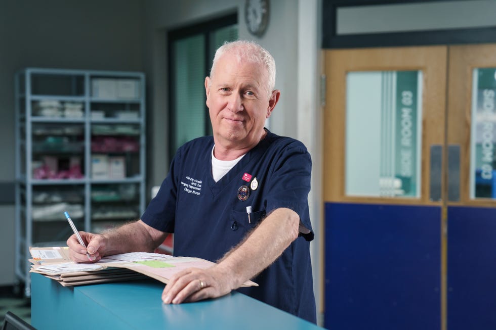 Derek Thompson, acteur vedette de The Casualty, dans le rôle de Charlie Fairhead, rédige un rapport médical au poste des infirmières